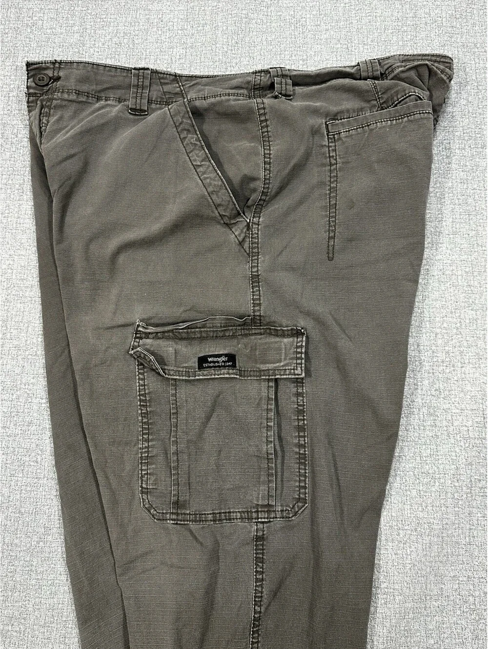 Wrangler Relaxed Fit Cargo Pants Men’s 37x29 Gray Workwear Utility – Flaws